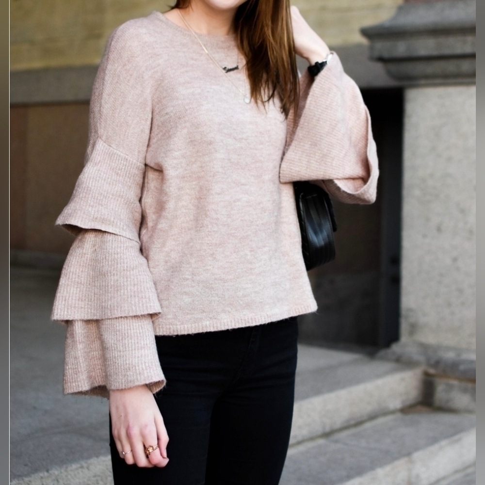 Andree By Unit Tiered Bell Sleeve Soft Sweater Size Small